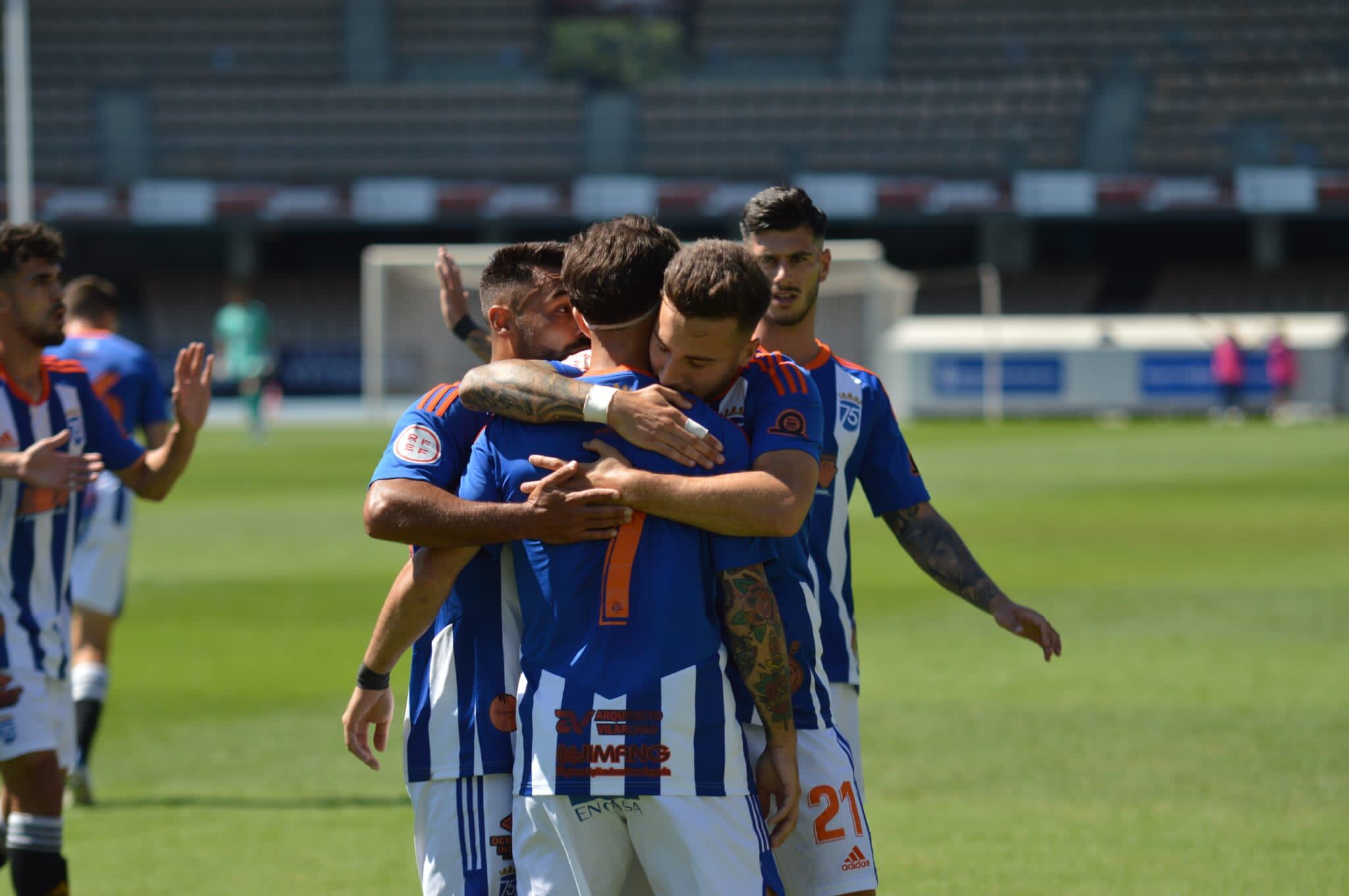 Joseliyo es abrazado por Álvaro Rey tras lograr su primer gol