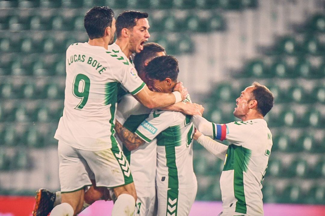 Los jugadores del Elche celebran el 2-2 anotado por Guido Carrillo