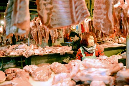 Carnicera del mercado de Qingdao, en la provincia de Shandong (China).