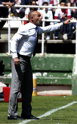 GRA099. MADRID, 19/04/2015.- El entrenador del Rayo Vallecano, Paco Jémez, da instrucciones a sus jugadores durante el encuentro ante el Almería, de la jornada 32º de la Liga de Primera División que se juega en el estadio de Vallecas. EFE/Alberto Martín