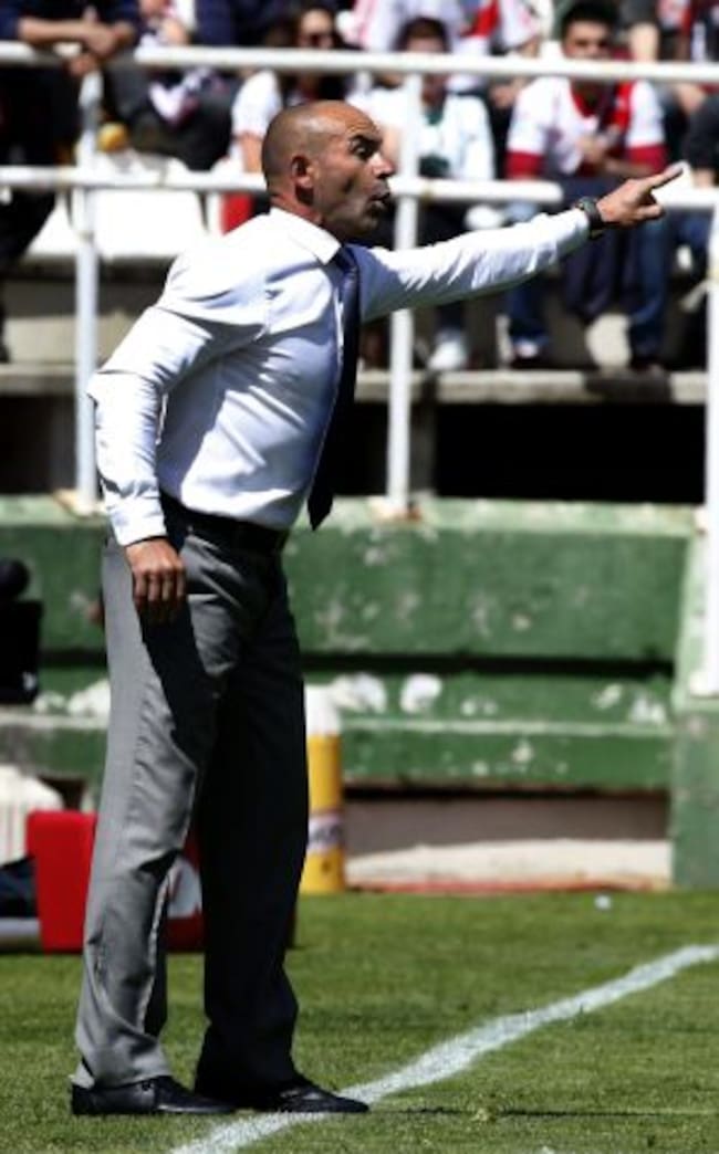 GRA099. MADRID, 19/04/2015.- El entrenador del Rayo Vallecano, Paco Jémez, da instrucciones a sus jugadores durante el encuentro ante el Almería, de la jornada 32º de la Liga de Primera División que se juega en el estadio de Vallecas. EFE/Alberto Martín