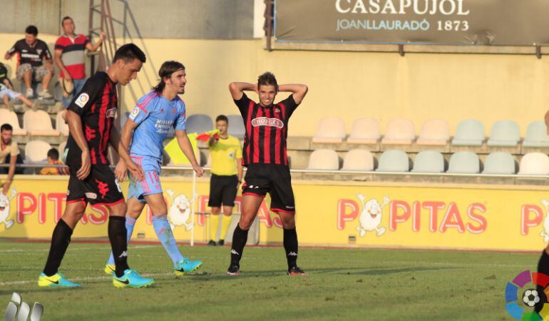 Fran Carbia es lamenta després de fallar una ocasió.