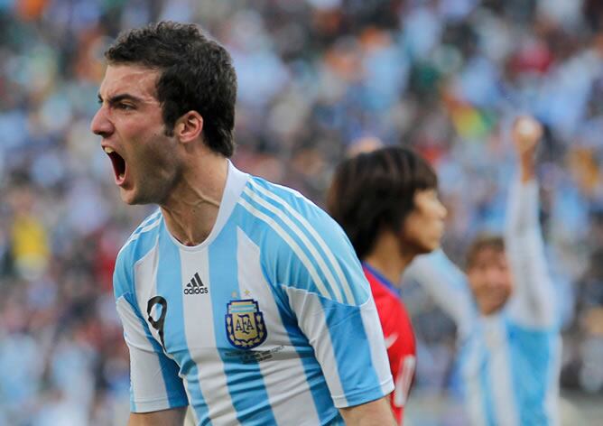 Higuaín celebrando su segundo gol, tercero de Argentina