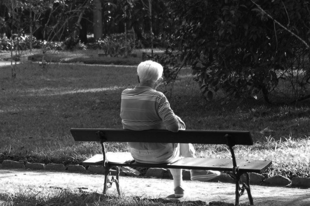 Anciano sentado en un banco