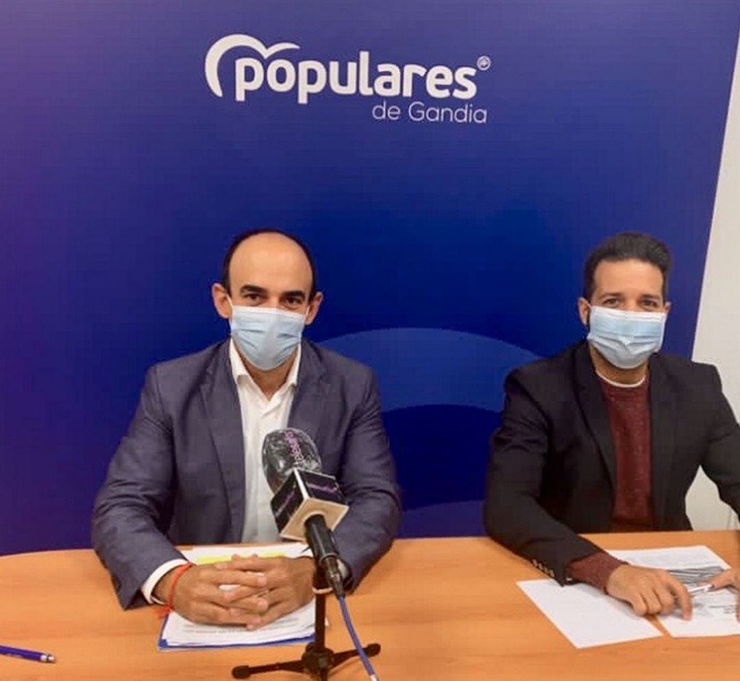 Oscar Gamazo y Vicent Gregori en la sede del PP de Gandia 