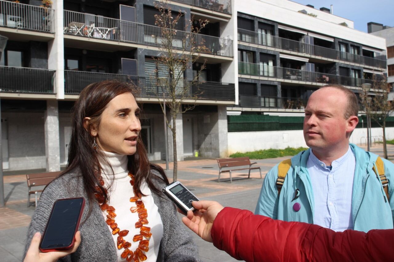 La delegada de Igualdad, Miren Echeveste, en rueda de prensa dando cuenta de los nuevos detalles sobre la Casa de la Mujer de Irun