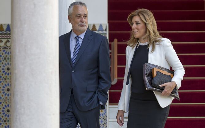 La candidata socialista a la presidencia de la Junta de Andalucía, Susana Díaz, acompañada del todavía presidente, José Antonio Griñán, a su llegada al Parlamento andaluz