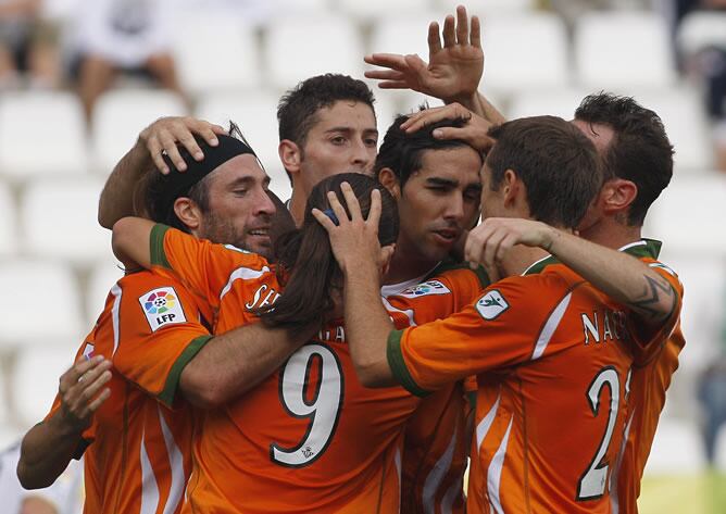 Los jugadores del Betis celebran el primer gol de Pavone