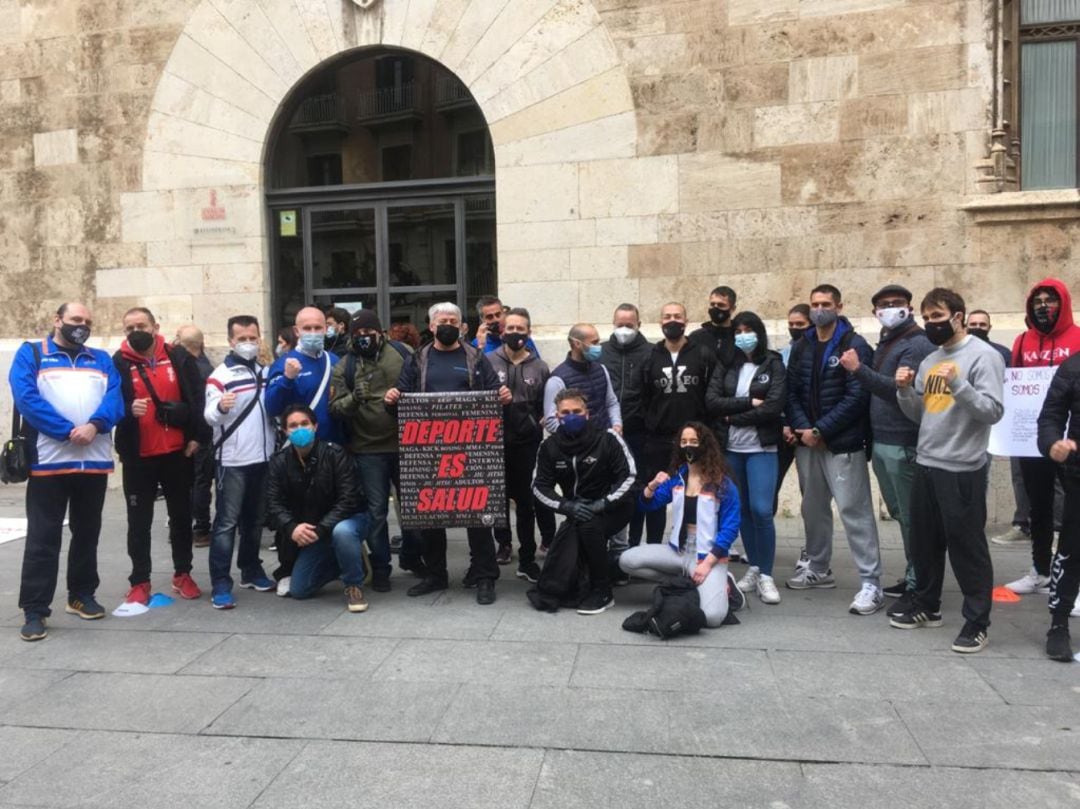 .Concentración de este viernes en contra de mantener cerrados los centros deportivos. Palau de la Generalitat.