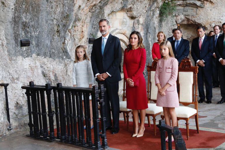 Los Reyes de España, la Princesa de Asturias (izq.) y la Infanta Leonor (dercha.) en su visita a la Cueva de Covadonga