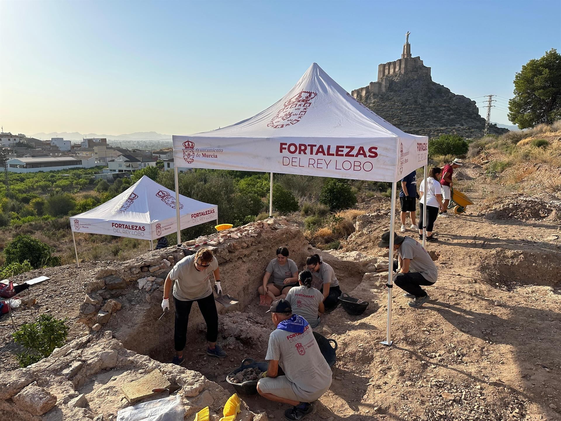 Voluntarios del proyecto ‘Fortalezas del Rey Lobo’ documentan una posible torre defensiva y un hallazgo inédito en El Castillejo