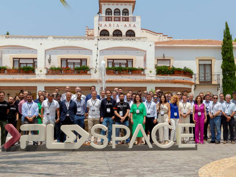 Foto del equipo de PLD Space con sus colaboradores