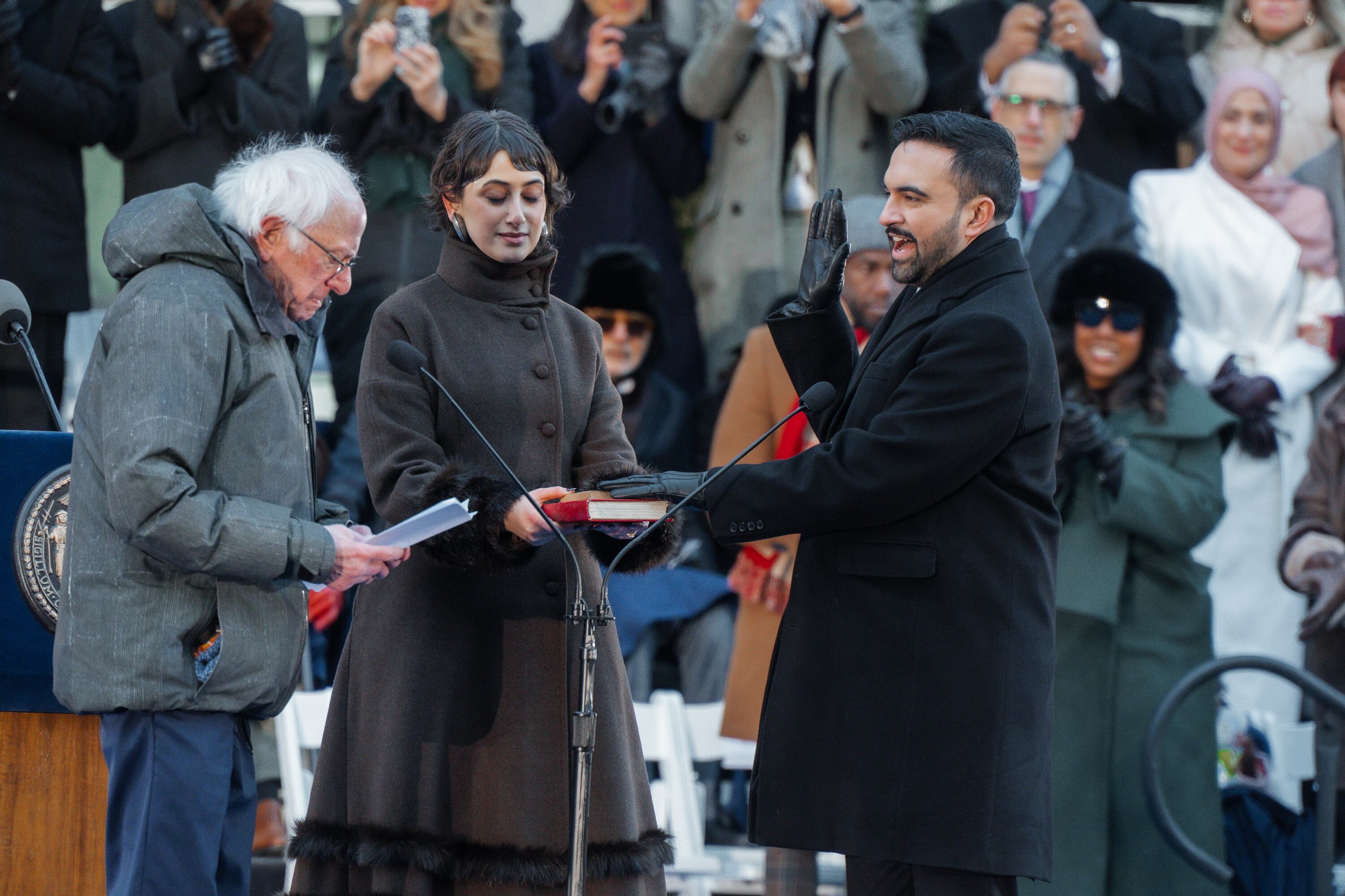El alcalde de Nueva York, Zohran Mamdani, junto al senador Bernie Sanders en su toma de posesión.
