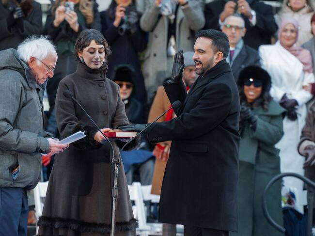 El alcalde de Nueva York, Zohran Mamdani, junto al senador Bernie Sanders en su toma de posesión.