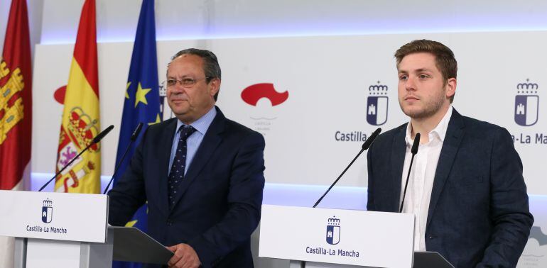 Juan Alfonso Ruiz Molina (izquierda) y Nacho Hernando (derecha) durante la Rueda de Prensa del Consejo de Gobierno