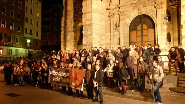 Una de las concentraciones convocadas en defensa del parque de la Encarnación de Atxuri