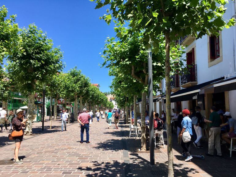 La calle San Pedro de Hondarribia, en verano, repleta de turistas. 