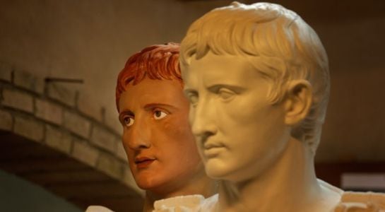 Comparació que mostra la policromia romana.