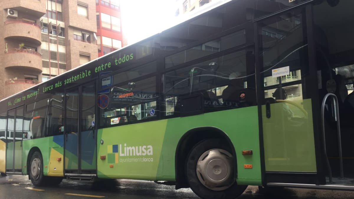 El Ayuntamiento de Lorca estudia cómo renovar de forma progresiva la flota de autobuses urbanos