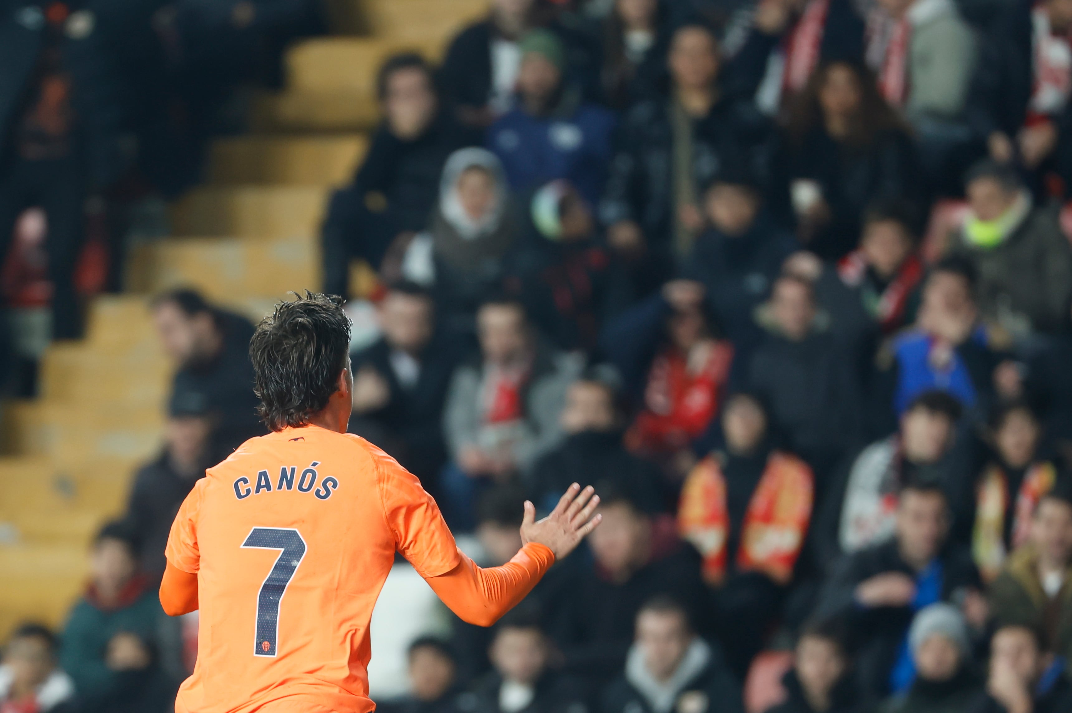 MADRID, 19/12/2023.- El delantero del Valencia Sergi Canós celebra tras marcar ante el Rayo, durante el partido de LaLiga que Rayo Vallecano y Valencia CF disputan este martes en el estadio de Vallecas, en Madrid. EFE/Javier Lizón