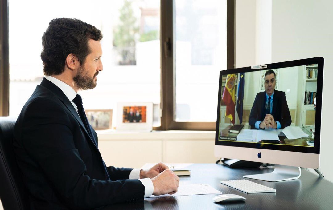 El líder del PP, Pablo Casado, conversa por videoconferencia con el presidente del Gobierno