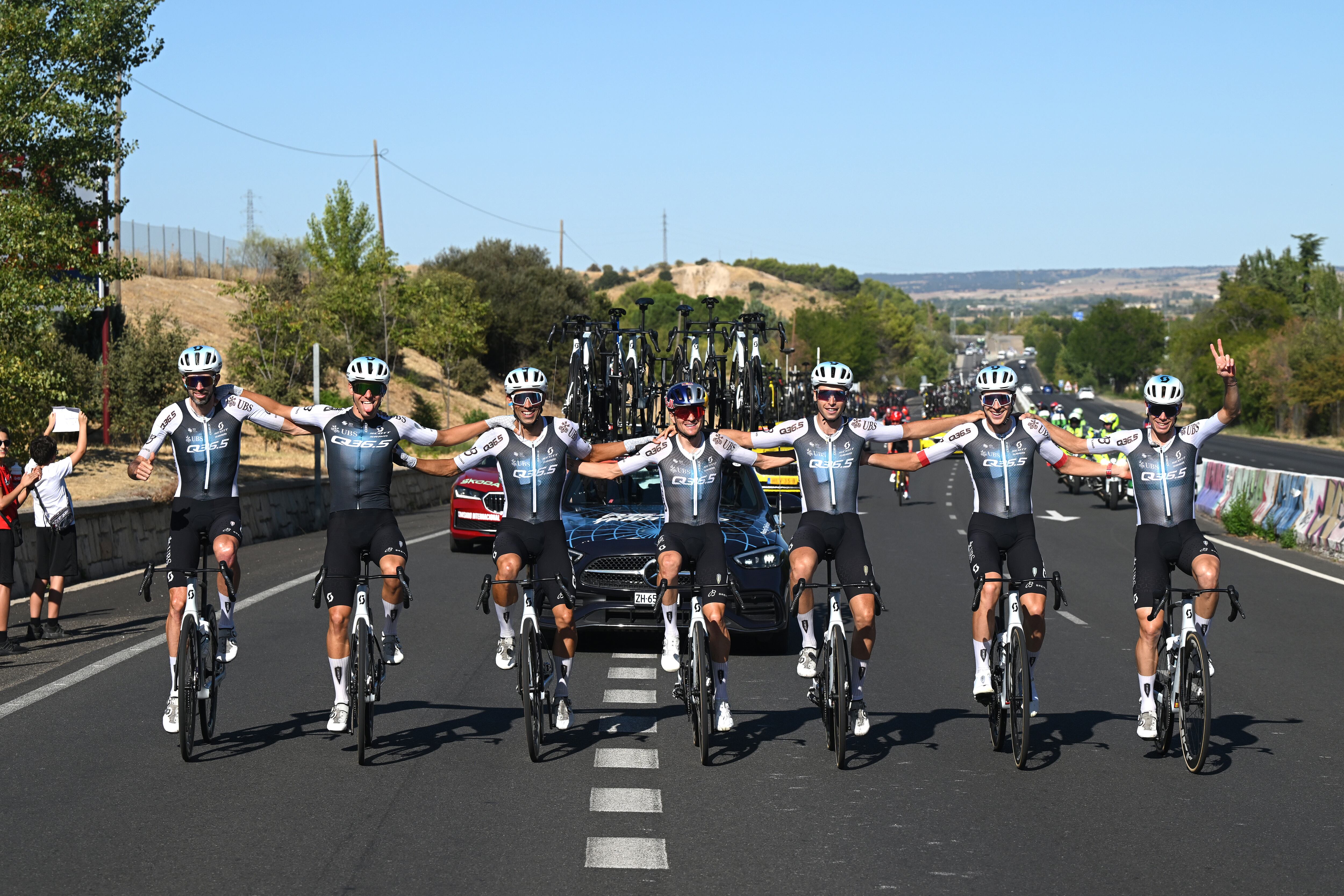 El equipo Q36.5 celebra la tercera posición en la general de Tom Pidcock