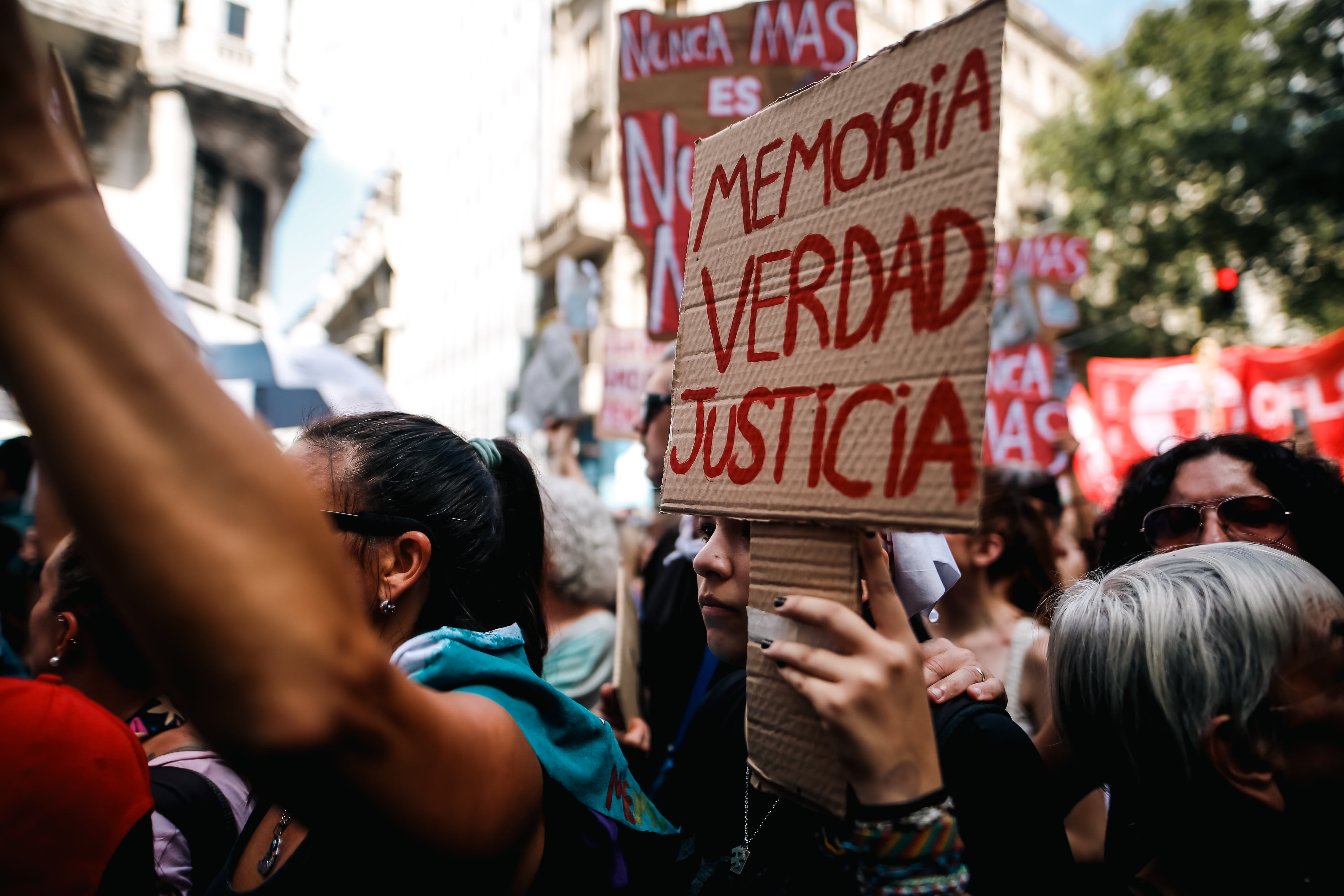 Manifestantes marchan con motivo del Día de la Memoria este domingo en Buenos Aires (Argentina).