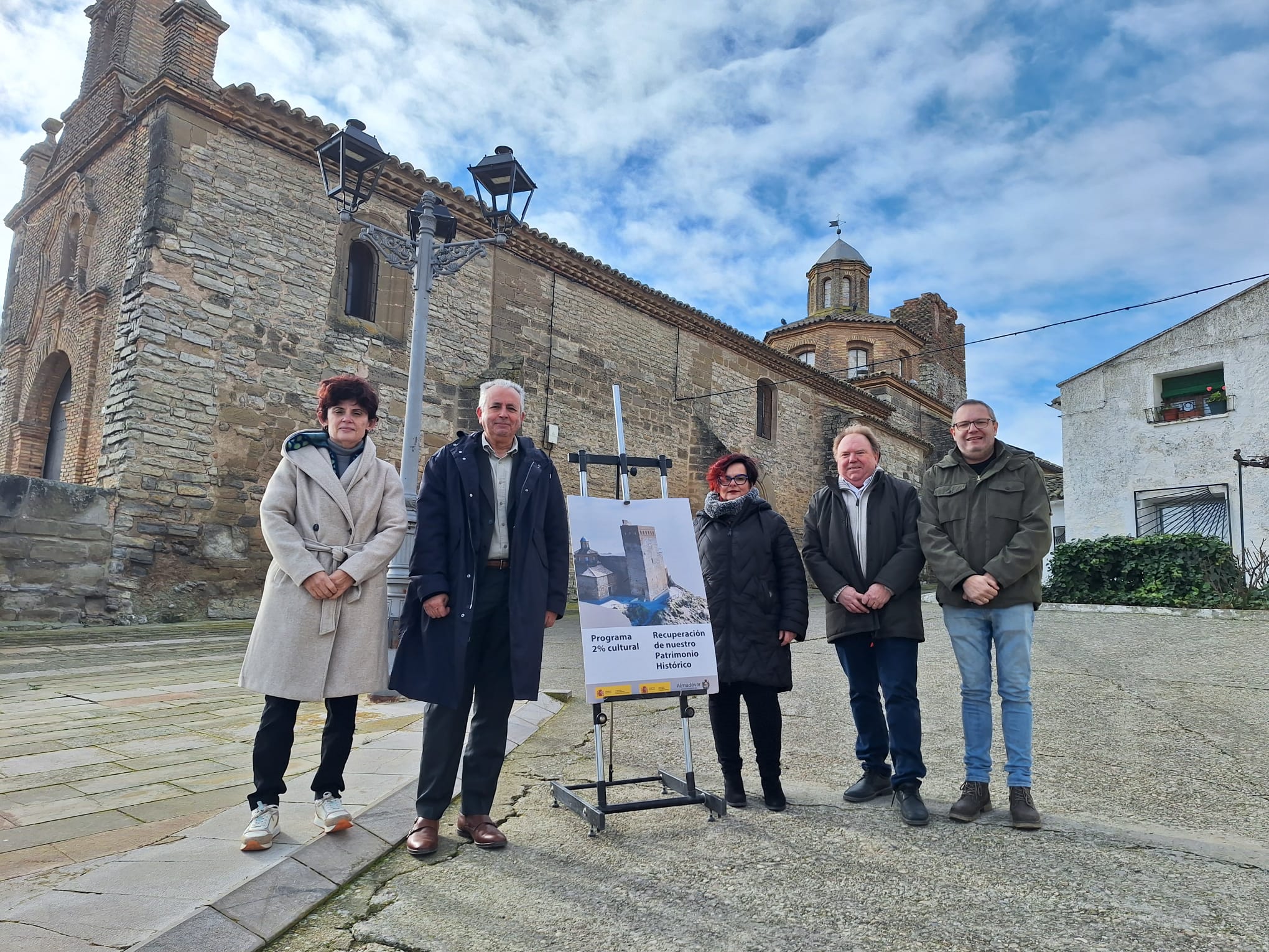 Momento de la visita de las autoridades al Castillo de Almudévar