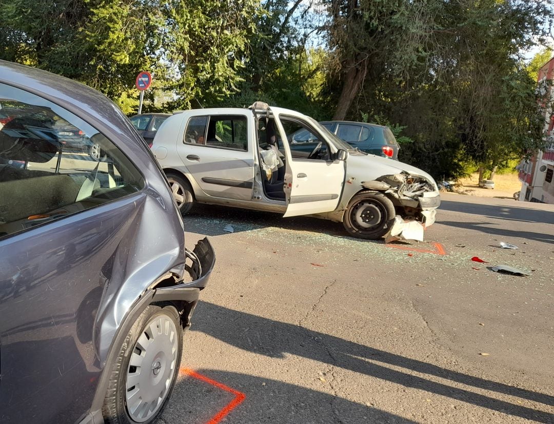 Estado en que quedaban los dos vehículos tras el accidente producido en Aranda en la calle de este miércoles