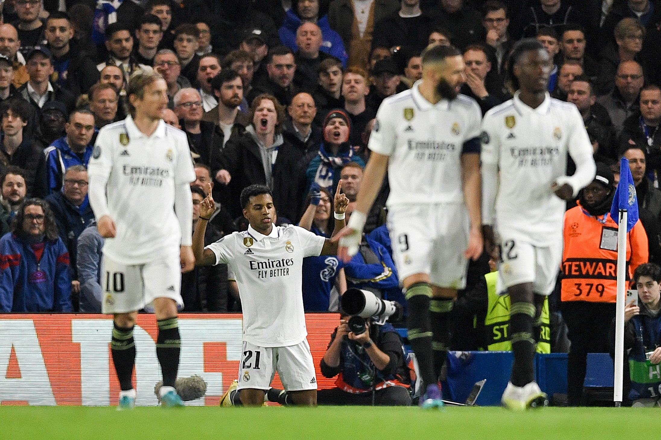 Rodrygo celebra uno de sus dos goles en Stamford Bridge.