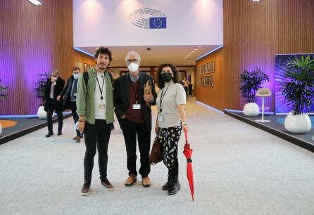 Dani Sousa, Juanjo Millás y Paqui Ramos en los pasillos del Parlamento Europeo