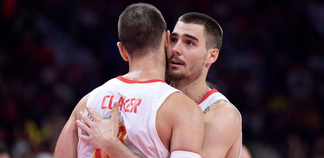 Juancho Hernángomez y Víctor Claver se abrazan tras un partido