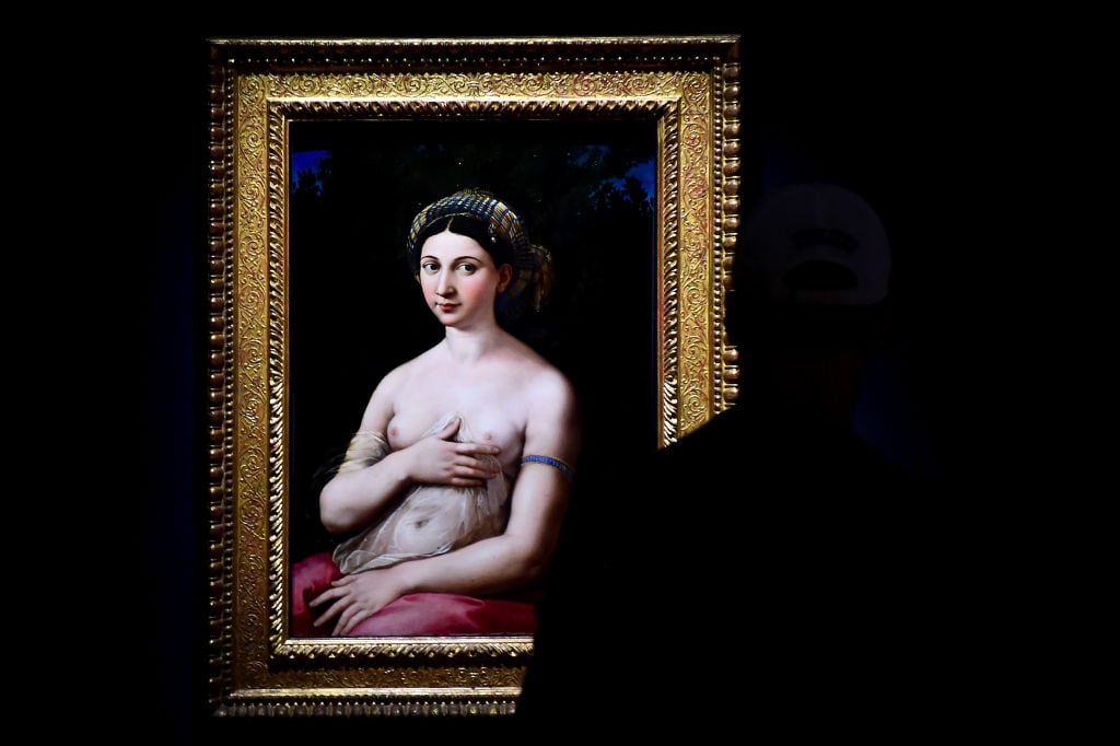Un visitante admira la obra maestra 'La Fornarina' del artista renacentista italiano Raffaello Sanzio