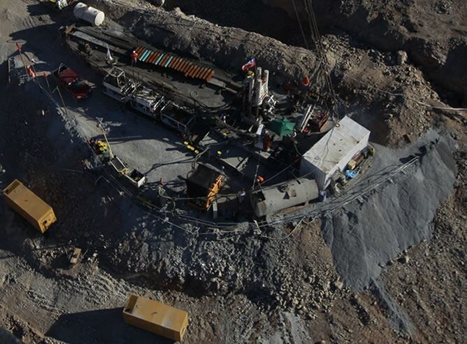 Vista aérea de la máquina &quot;Raise Bore Strata&quot; denominado &quot;plan A&quot;, en el yacimiento San José, cerca a Copiapó / EFE