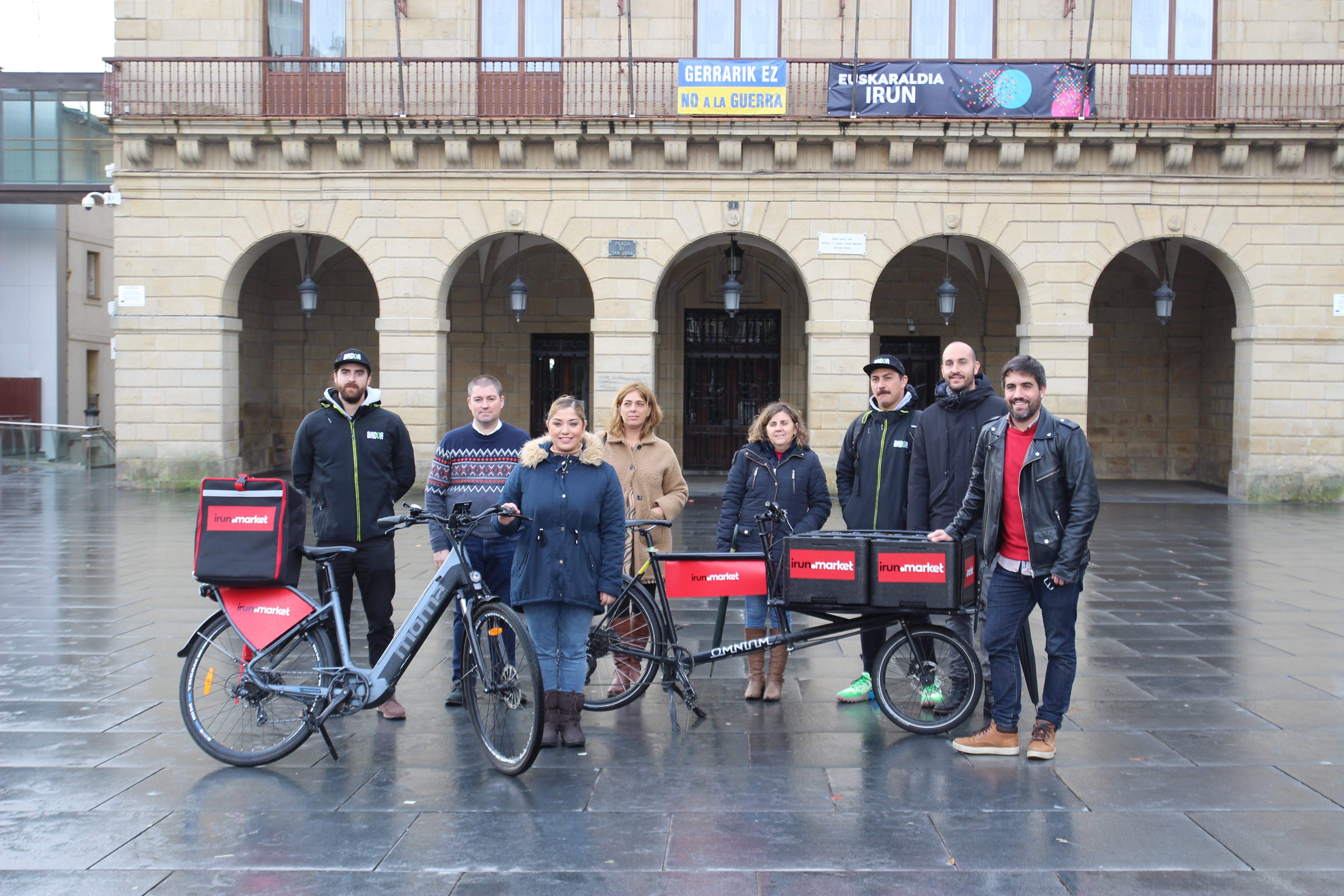 El delegado Borja Olazabal, junto a comerciantes de la ciudad, en la presentación de Market Place