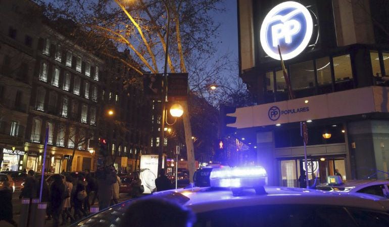 La Policía registra la sede del PP nacional en la Calle Génova de Madrid.