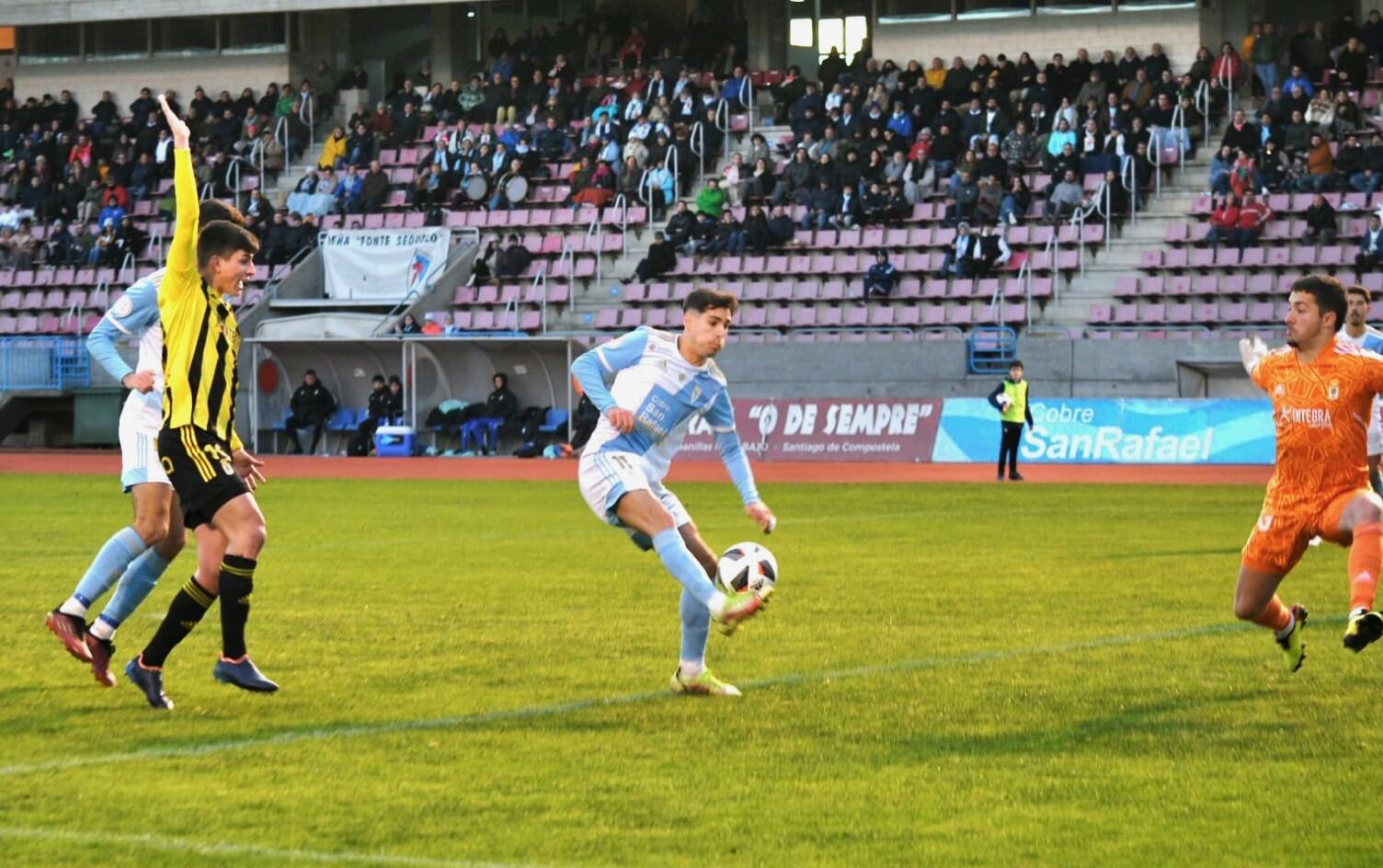 Mario chuta a puerta en la ocasión más clara que tuvo el Compostela