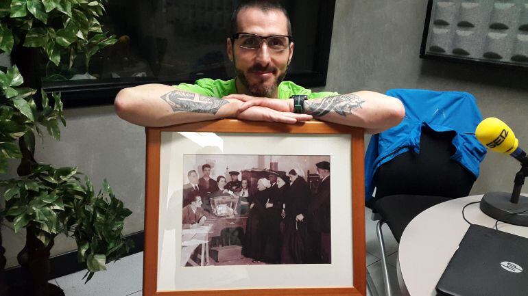 José Alberto San Emeterio &#039;San&#039; posa con la fotografía del primer día de derecho a voto de la mujer, imagen captada en Eibar