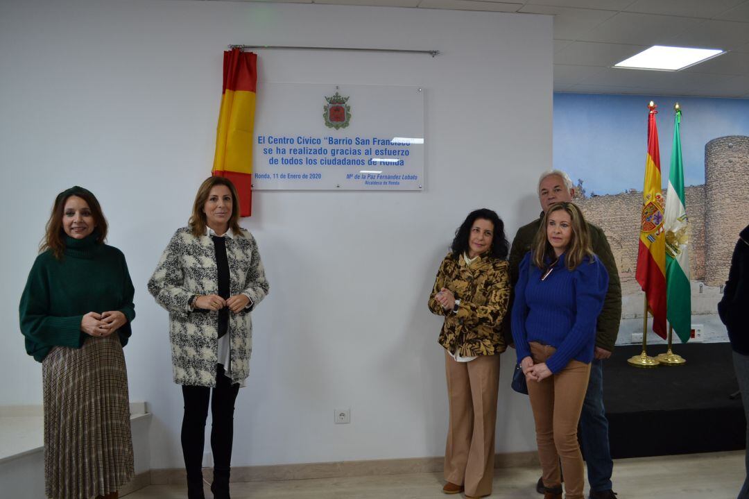 Miembros del equipo de gobierno en la inauguración del centro