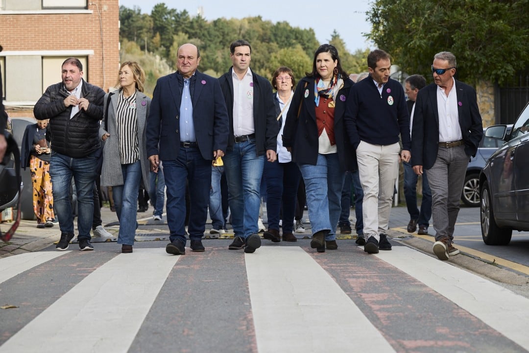 Andoni Ortuzar e Imanol Pradales, acompañados de los nuevos presidentes territoriales, en un acto del PNV en Sukarrieta