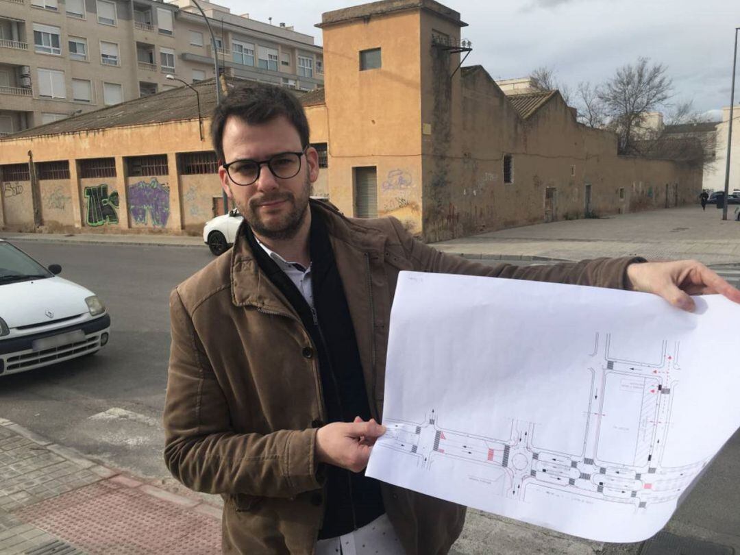 Fernando Portillo, concejal de Urbanismo de Petrer, con los planos de la nueva construcción