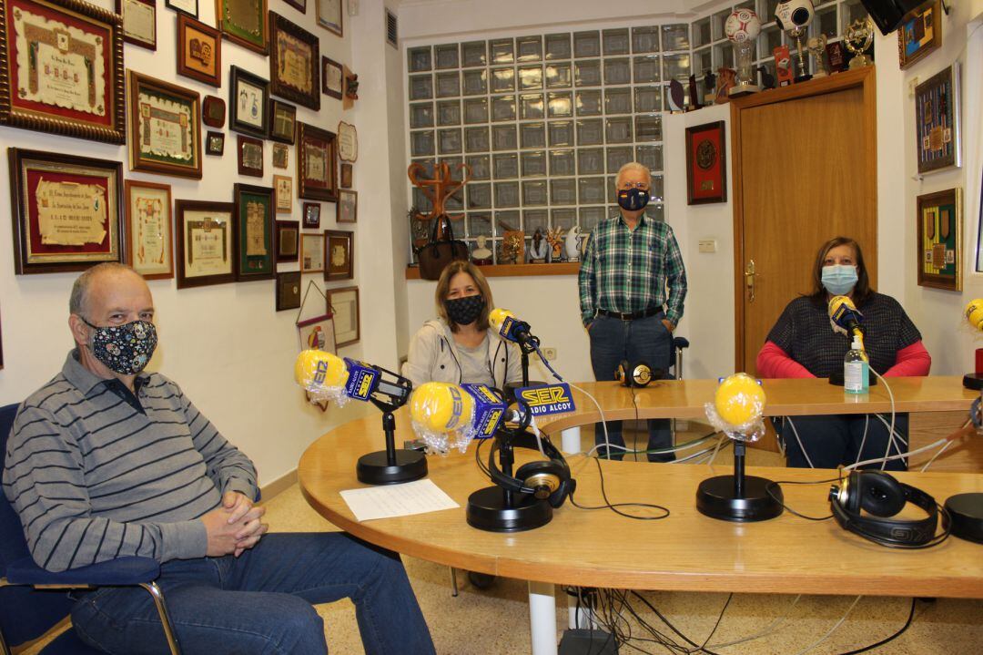 Juan Antonio Canalejas, ponente de Actos, Carmina Aznar, Paco Aznar y Marisa Albero, del Quadre Artístic de l&#039;Associació de Sant Jordi