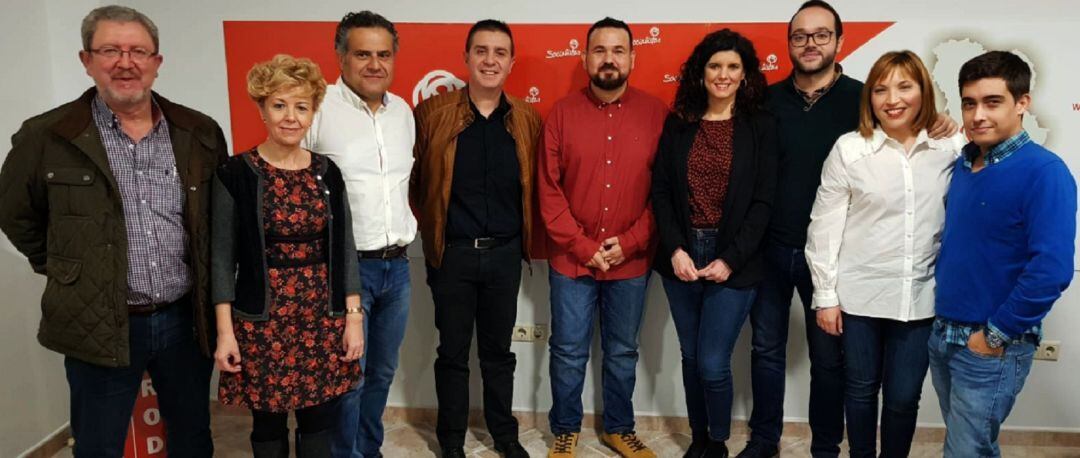 Juan Ramón Amores, en el centro, con las ejecutivas socialistas de la provincia y la Roda