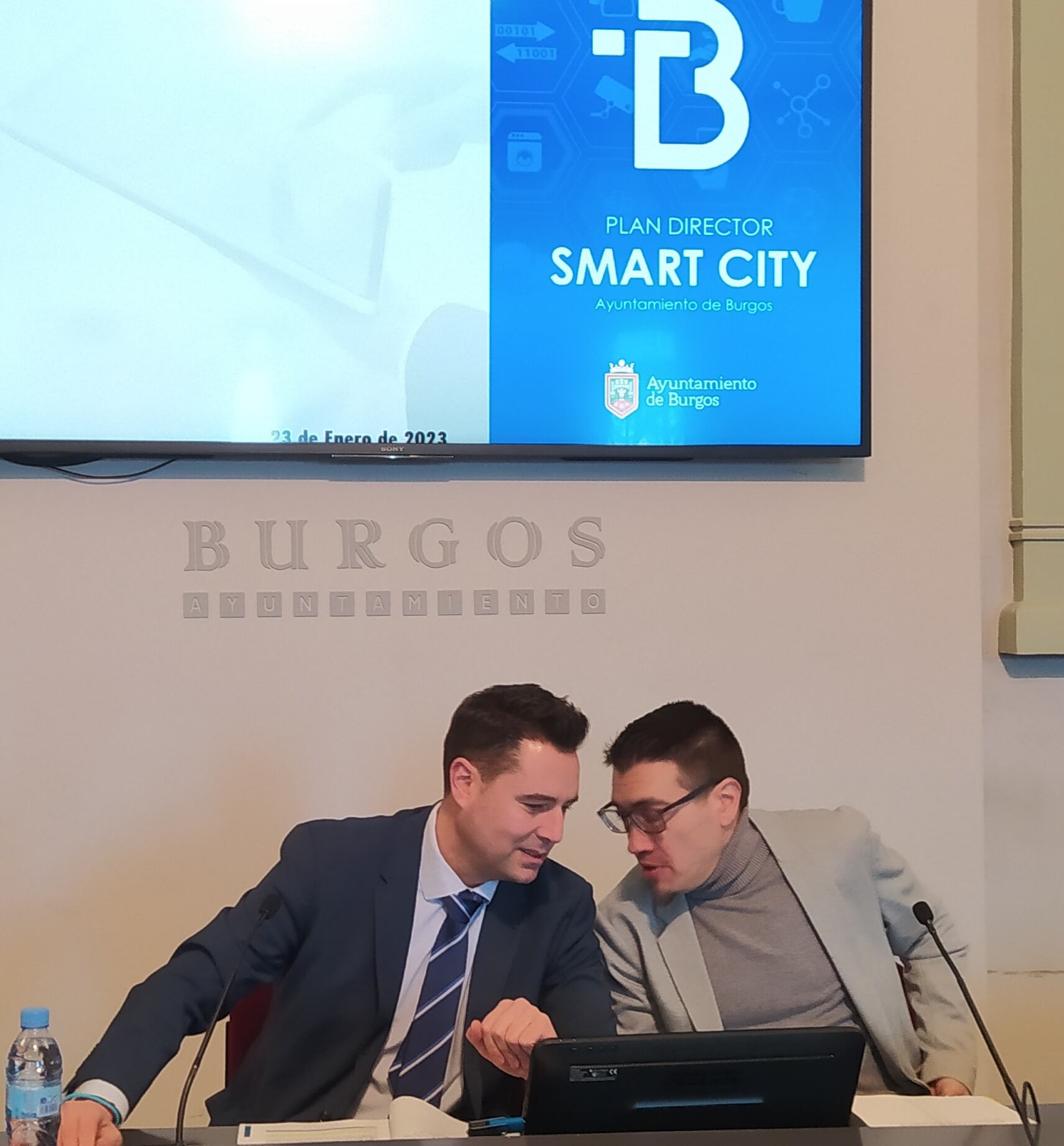 El alcalde De la Rosa y el concejal de Modernización Administrativa, Miguel Balbás, en la presentación del proyecto Smart City