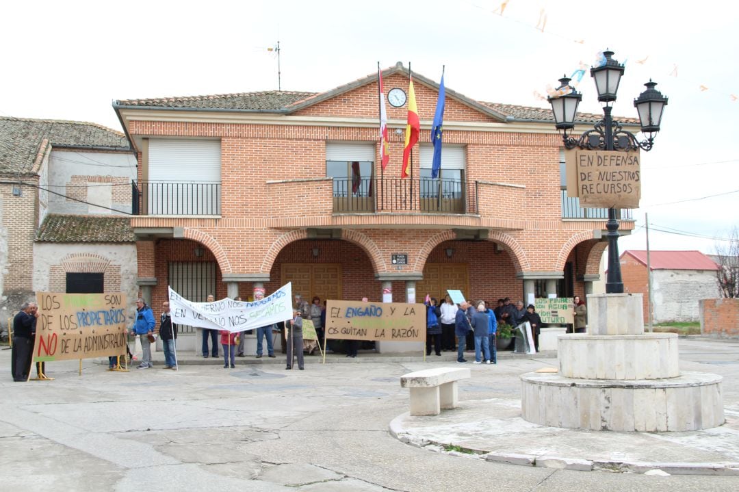 Vecinos Gomezserración se manifiestan contra la concentración de pinares