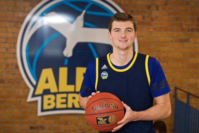 Steve Vasturia posando con la camiseta del Alba de Berlín, equipo en el que limitó la pasada campaña