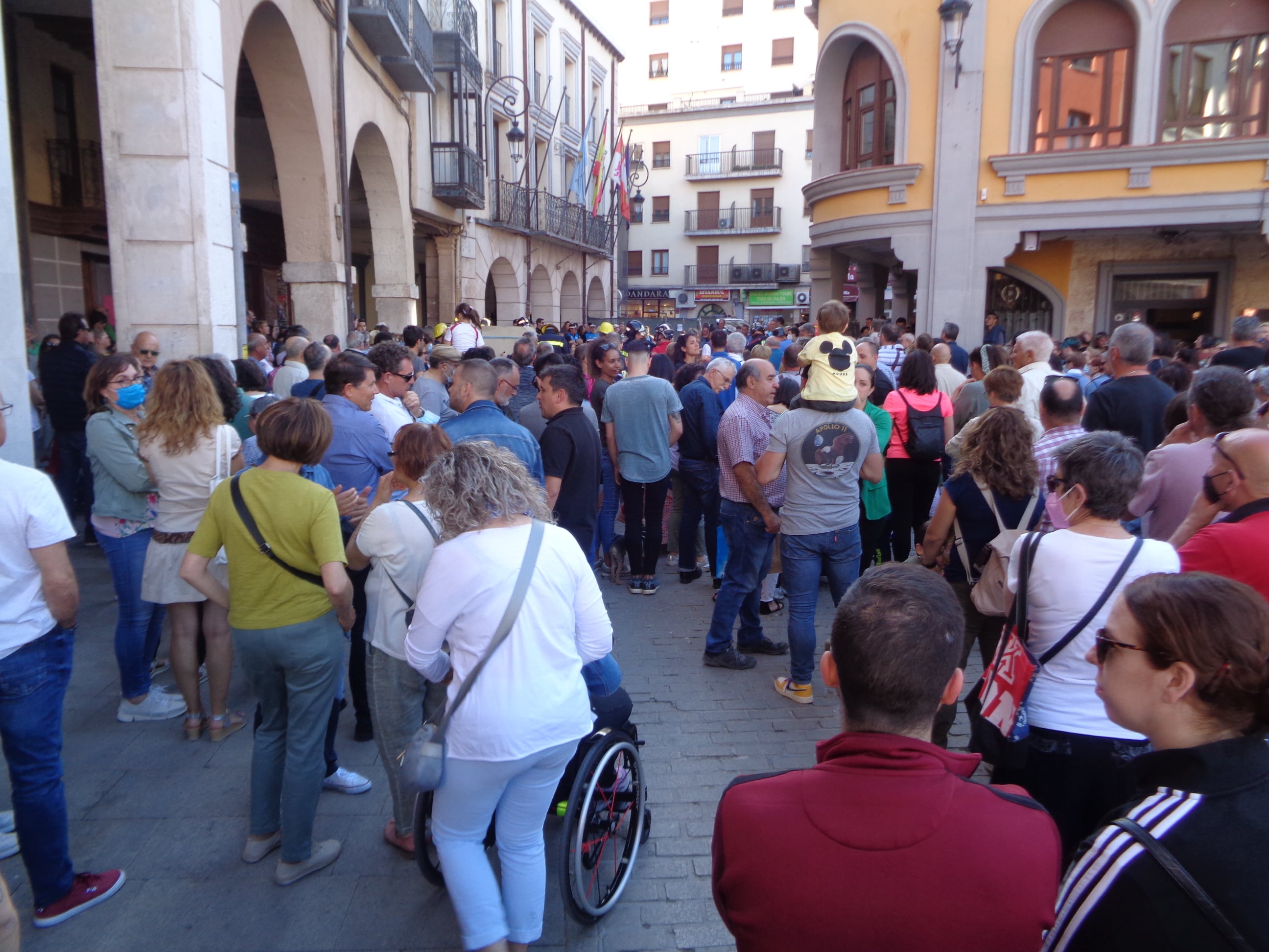 Varios cientos de personas respondieron a esta convocatoria