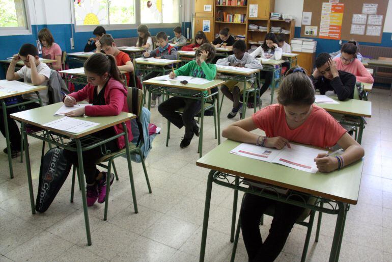 Vista general de l&#039;aula de sisè B de l&#039;escola Migdia de Girona, durant la prova de català aquest 4 de maig de 2016. (Horitzontal)