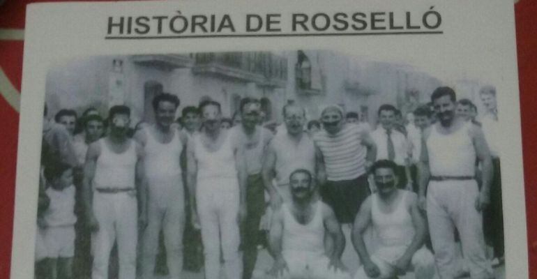 Cartell anunciador de l'exposició sobre fotos antigues de festes i celebracions de Rosselló cedides pels veïns del poble.