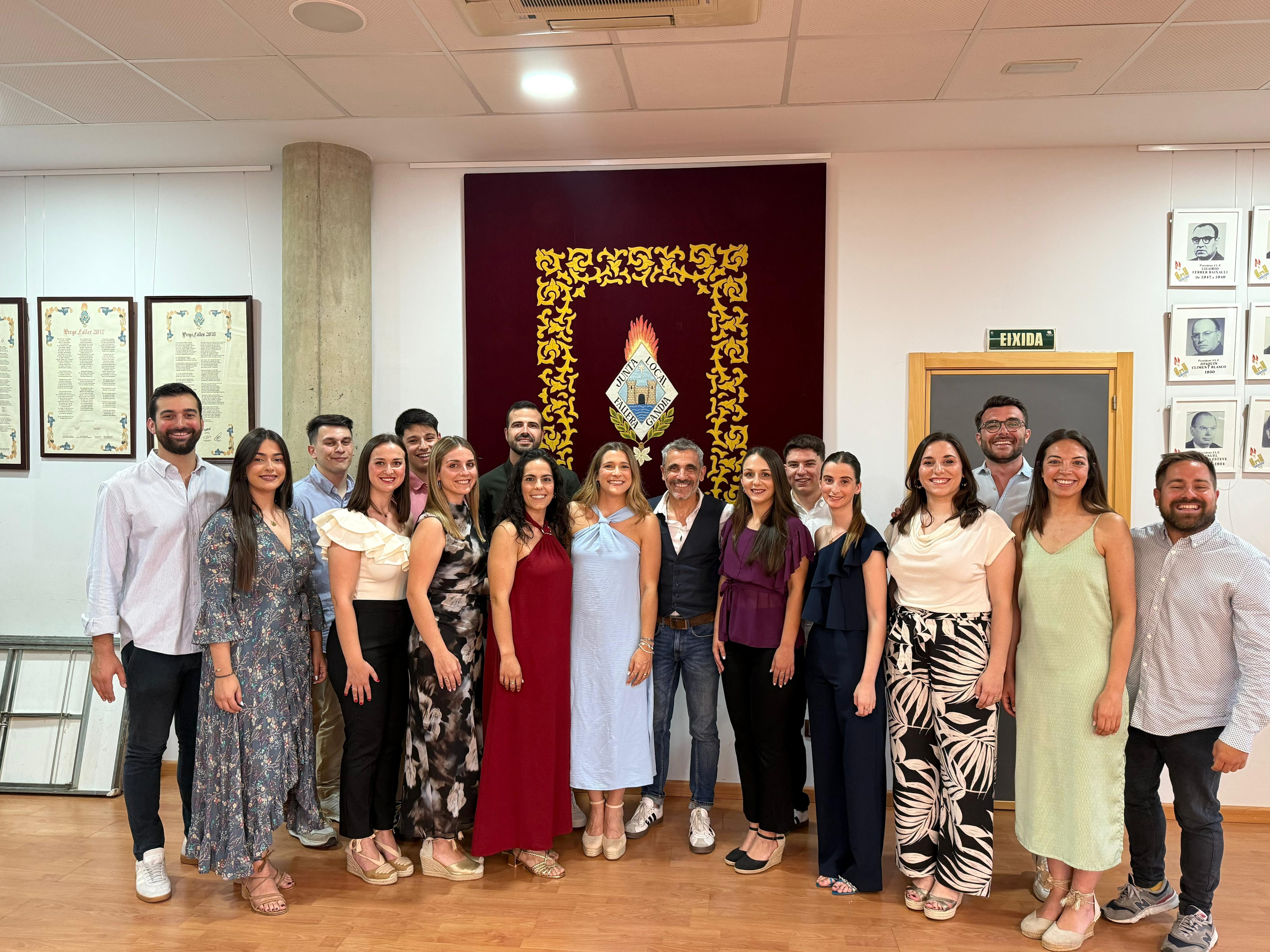 Manuel Borrull junto a su Corte de Honor 2026